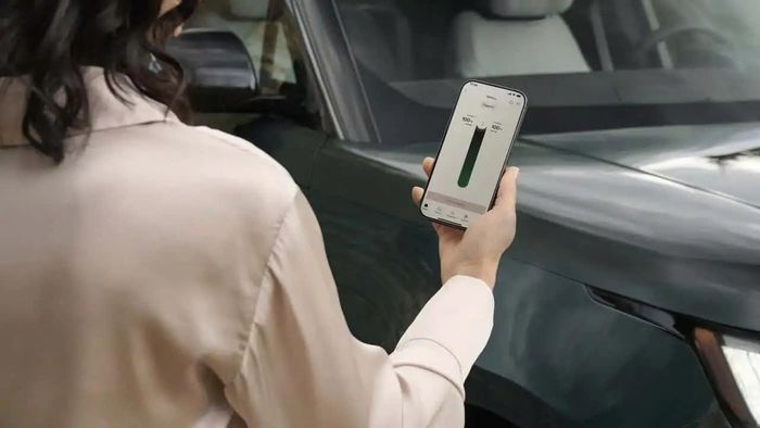 Range Rover điện dùng pin 118,5 kWh, hai mô-tơ 542 mã lực, sạc 10-80% trong 22 phút và có khả năng lội nước gần 0,9m.