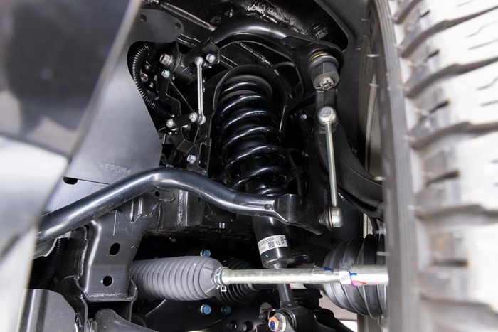 Pajero thế hệ thứ 5 sử dụng nền tảng khung gầm dạng thang mới, thép cường độ cao, với kết cấu mới này giúp xe tăng độ cứng, ổn định thân xe, chống vặn xoắn khi vào cua ở tốc độ cao, độ nghiêng mặt đường lớn. Hệ thống treo phía trước sử dụng cấu trúc tay đòn kép, phía sau liên kết 5 điểm mới. Bên cạnh đó, Pajero được trang bị phanh đĩa với kích thước 18 inch. 
