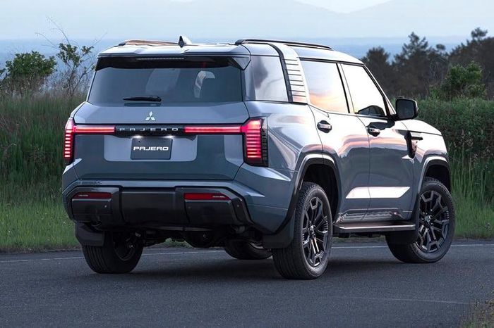 Mitsubishi Pajero mới có kích thước (dài x rộng x cao) lần lượt là 4.920 x 1.925 x 1.900-1.910mm, chiều dài cơ sở 2.870mm, khoảng sáng gầm 230mm. Góc tới đạt 30,4 độ và góc thoát 25,8 độ. Mitsubishi Pajero được thiết kế 3 hàng ghế, với 7 chỗ ngồi. 