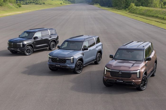 Tại thị trường Úc, Mitsubishi Pajero có 3 phiên bản gồm bản GLS (khoảng 1,3 tỷ) sẽ có mâm hợp kim 18 inch, đèn pha LED tự động, hai màn hình 12,3 inch mỗi chiếc, hỗ trợ Apple CarPlay/Android Auto không dây, âm thanh 6 loa, sạc điện thoại không dây, vô-lăng sưởi có lẫy chuyển số, khởi động không cần chìa, cốp điện...; Đối với bản giữa Exceed (khoảng 1,52 tỷ) có thêm so với GLS như mặc định 7 chỗ, mâm 20 inch, ghế da đen, ghế trước chỉnh điện có sưởi, ghế ngoài hàng 2 có sưởi, hai màn hình 14,3 inch mỗi chiếc, dàn âm thanh Yamaha Dynamic Sound Ultimate 12 loa, rèm che nắng cửa sau, hộc chứa đồ có làm mát; Trong khi bản GSR cao cấp nhất (giá từ 1,61 tỷ) mâm đen 20 inch, chức năng nhớ vị trí cho ghế lái/vô-lăng/gương chiếu hậu, ghế trước có thông gió, cửa sổ trời toàn cảnh, đèn pha thích ứng tự động đổi chùm sáng, hệ thống lọc không khí NanoeX...
