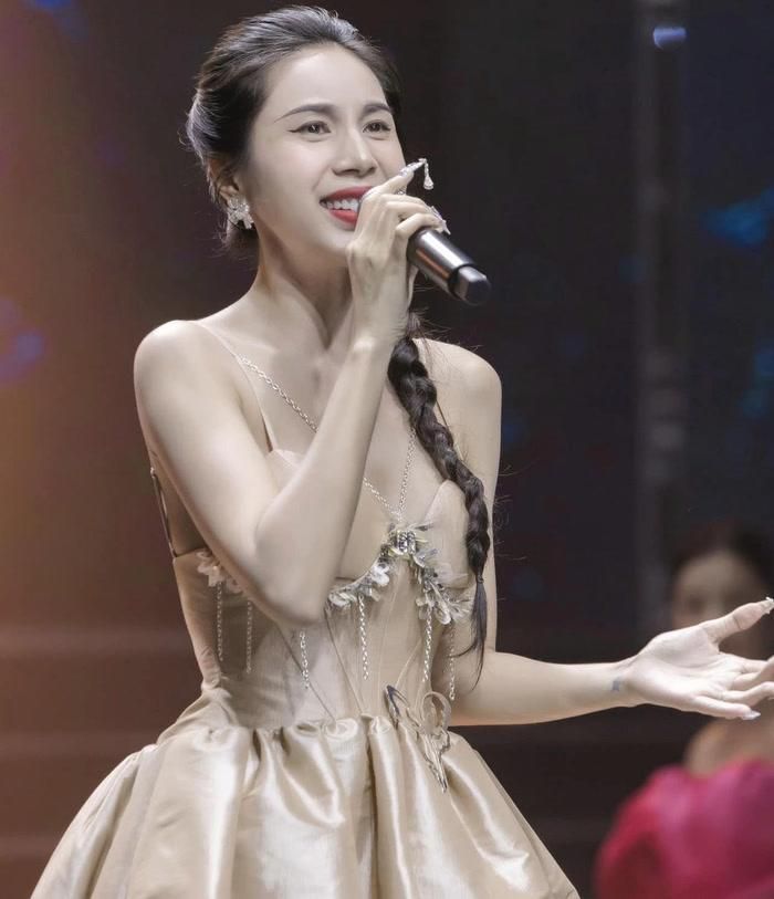 Hy vọng cho việc Thủy Tiên quay trở lại với con đường ca hát ngày càng mong manh.