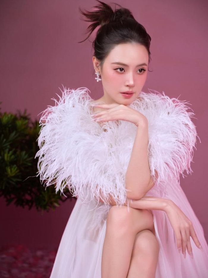 Diễn viên Midu.