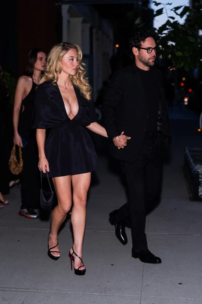 Mối quan hệ giữa Sydney Sweeney và Scooter Braun bắt đầu sau khi họ gặp nhau tại đám cưới của Jeff Bezos và Lauren Sánchez.