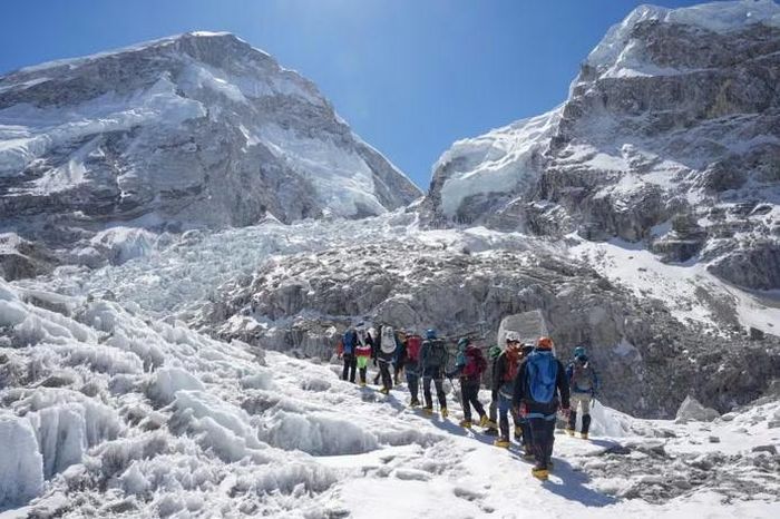 Các nhà leo núi vượt qua thác băng Khumbu trong hành trình chinh phục Everest hôm 22/4. Ảnh: Reuters