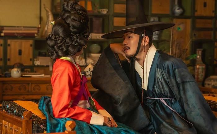 Một khoảnh khắc khác còn cho thấy Cho Won (Ji Chang Wook) tiến sát Hui Yeon (Nana) như thể chuẩn bị trao cô một nụ hôn. 