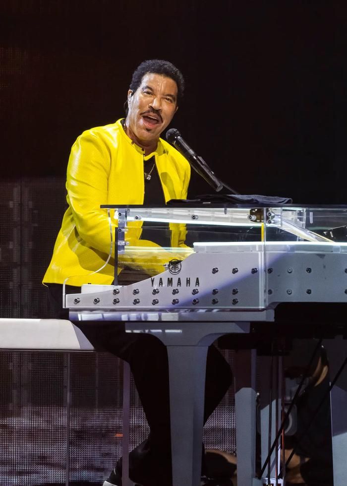 Đây là lần thứ hai trong năm nay Lionel Richie gặp vấn đề sức khỏe ngay trên sân khấu. 