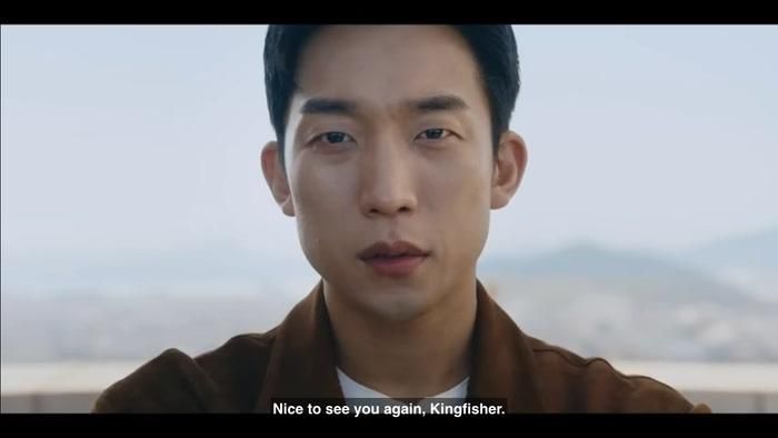 Ở phía đối diện là Lee Dong Jin (Lee Sang Yi), một cảnh sát tìm cách truy bắt Kingfisher. 