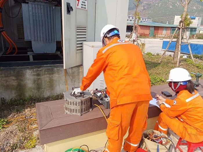 Bất kể ngày hay đêm, nắng hay mưa, nữ nhân viên Trung tâm Thí nghiệm điện luôn có mặt tại hiện trường thực hiện nhiệm vụ cùng đồng nghiệp
