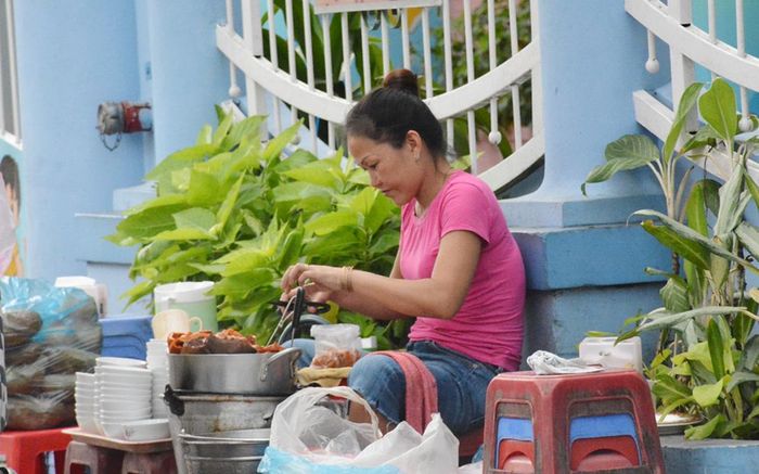 Phụ nữ mưu sinh tại TPHCM. Ảnh minh họa: Đình Hưng