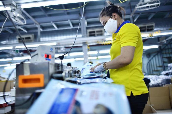 Nữ công nhân làm việc tại công ty may mặc. Ảnh minh họa: Đình Hưng