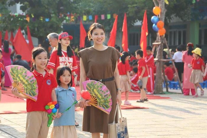 Phụ huynh, học sinh háo hức chào đón năm học mới