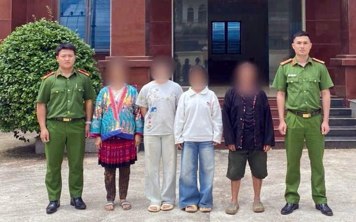 2 cháu V.T.S và G.T.P được lực lượng Công an bàn giao an toàn cho gia đình. Ảnh: Công an Điện Biên