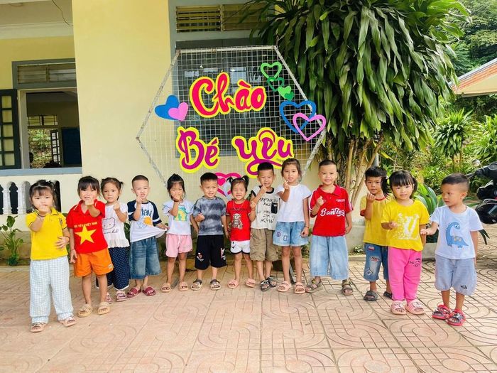 Những đứa trẻ háo hức chờ ngày khai trường.