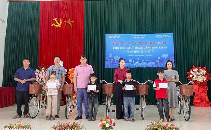 Trao tặng xe đạp và học bổng cho các em học sinh có hoàn cảnh khó khăn ở xã Kiên Mộc