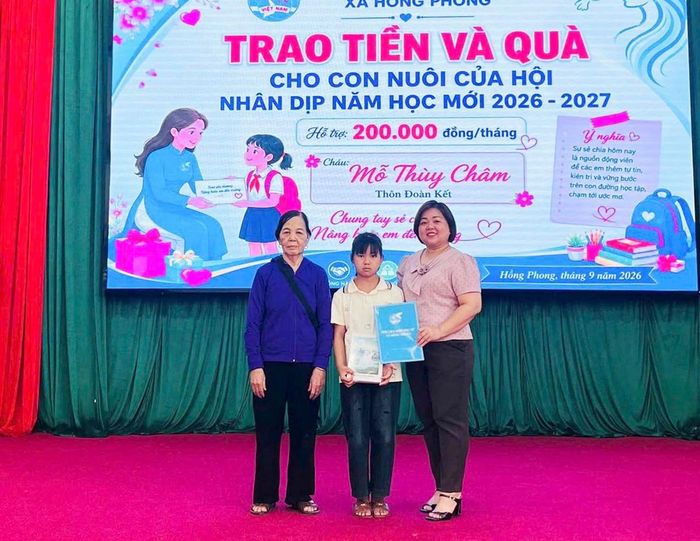 Đại diện Hội LHPN xã Hồng Phong trao tiền, quà hỗ trợ em Mỗ Thùy Châm ngay từ đầu năm học mới 2026-2027.