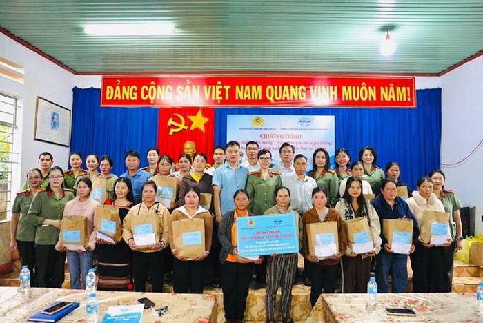50 suất quà được trao đến các em học sinh và 30 suất quà được trao tặng hội viên, phụ nữ có hoàn cảnh khó khăn tại làng Bía Ngó.