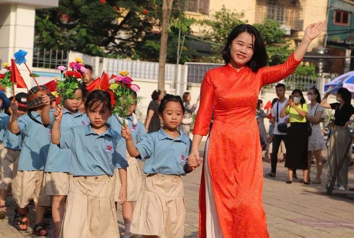 Cô, trò Trường Tiểu học Phương Mai (Hà Nội) chào đón năm học mới 2025-2026