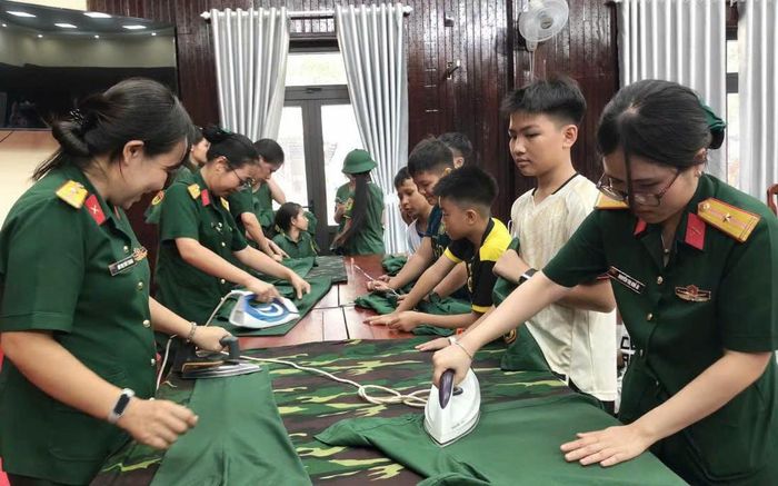 Hội Phụ nữ cơ sở Trường Thiếu sinh quân miền Trung tổ chức hoạt động ủi quần áo đồng phục cho học sinh khối 6
