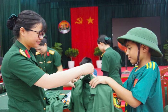 Từ những việc làm giản dị như chăm lo từng bộ quần áo, Hội Phụ nữ nhà trường muốn gửi gắm tình yêu thương đến các em.