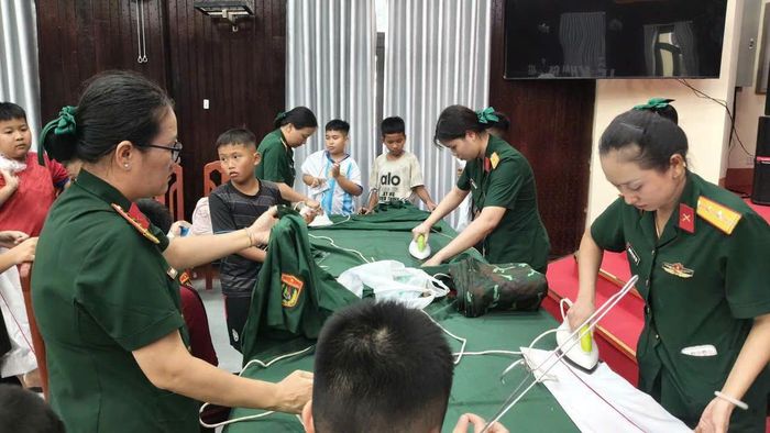 240 bộ đồng phục cho học sinh khối 6 được ủi phẳng tươm tất trước Lễ khai giảng năm học 2026- 2027