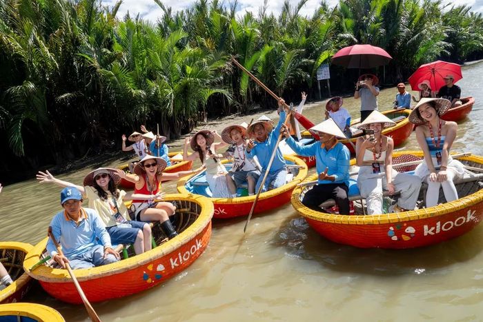 Nếu trước đây một hành trình đến Việt Nam thường xoay quanh những địa danh quen thuộc, dữ liệu của Klook đang cho thấy một lựa chọn khác: du khách ngày càng sẵn sàng đi xa hơn khỏi các trung tâm du lịch truyền thống để tìm những trải nghiệm mới. Ảnh: Klook