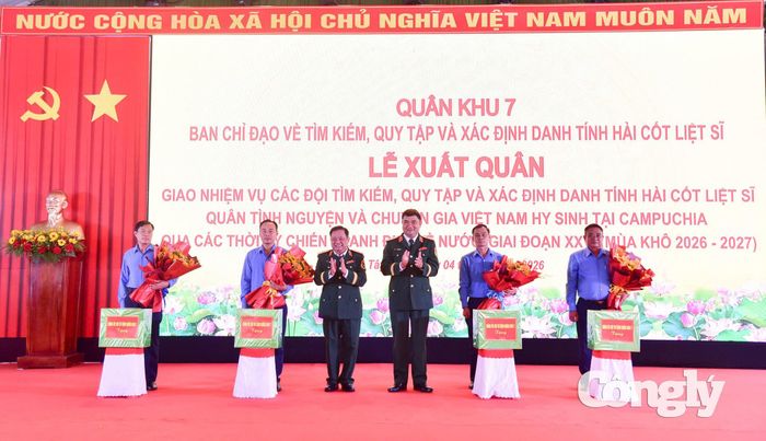 Thủ trưởng Quân khu 7 tặng quà các đội K.