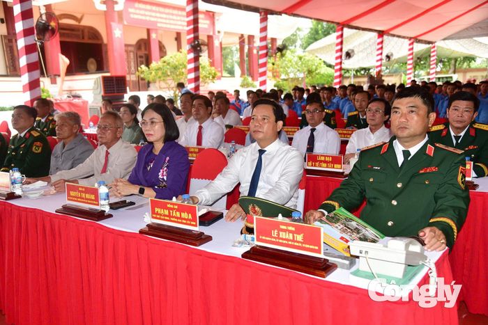 Lãnh đạo các đơn vị tham dự buổi lễ.
