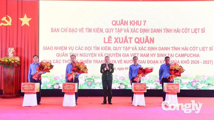 Thượng tướng Lê Quang Minh tặng quà động viên các đội K.