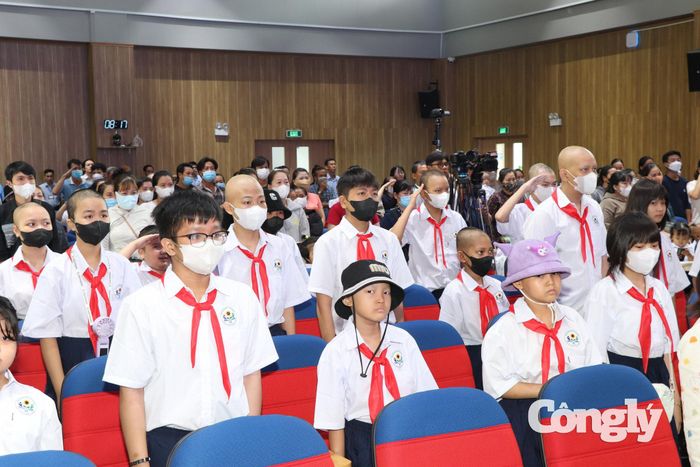 Các bệnh nhi tham dự lễ khai giảng đặc biệt.