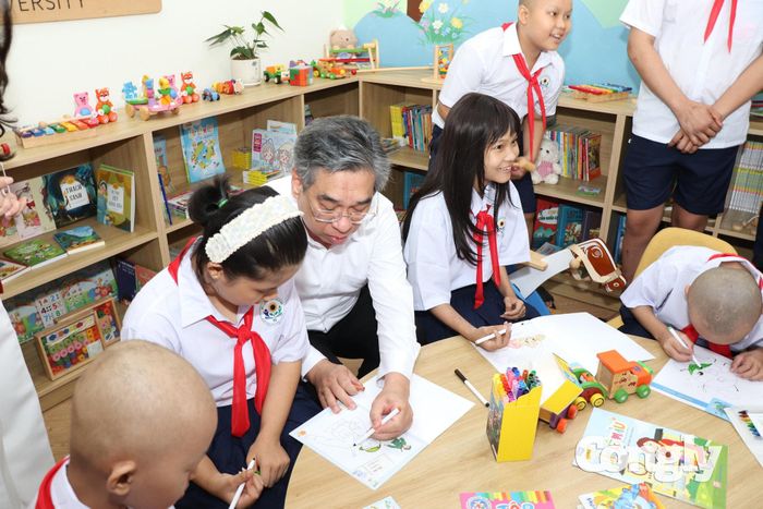 Các em nhỏ háo hức tham gia vẽ tranh trong ngày khai giảng.