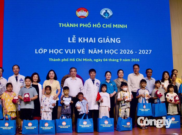 Lễ khai giảng “Lớp học vui vẻ” tại Bệnh viện Nhi đồng 1.
