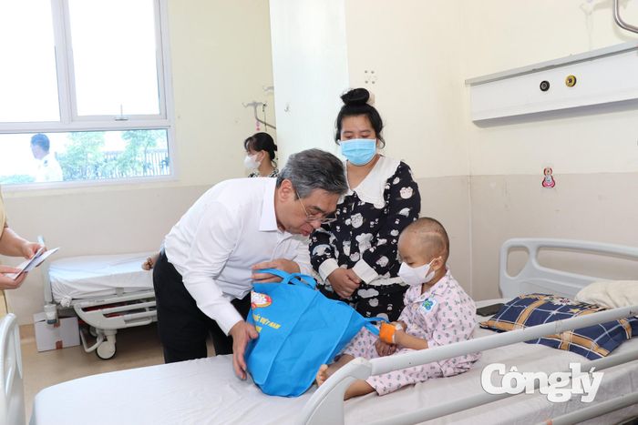 Chủ tịch Ủy ban Mặt trận Tổ quốc Việt Nam TP.HCM trao quà cho các bệnh nhi.