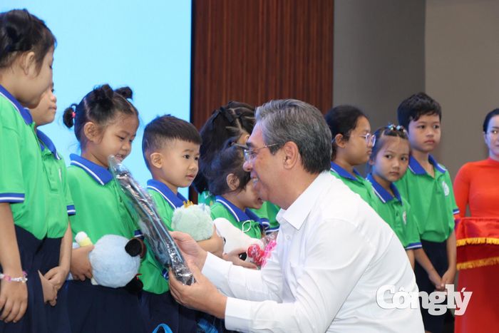 Phó Bí thư Thành ủy, Chủ tịch Ủy ban Mặt trận Tổ quốc Việt Nam TP.HCM trao quà cho các bệnh nhi.