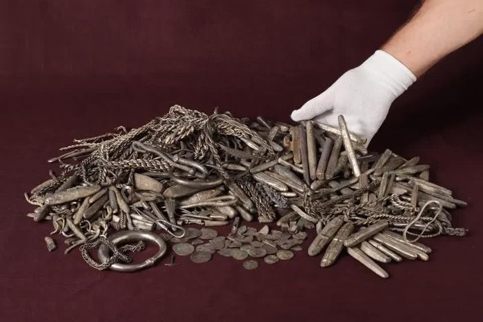 Kho báu khổng lồ của người Viking được phát hiện trong khu vườn của một cư dân. Ảnh: SWNS