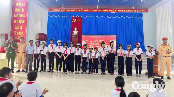 Tặng mũ bảo hiểm đạt chuẩn cho học sinh.