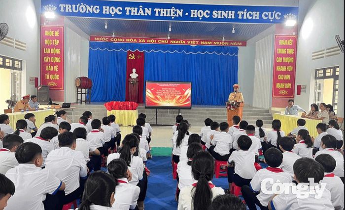 Toàn cảnh buổi tuyên truyền trước thềm năm học mới.
