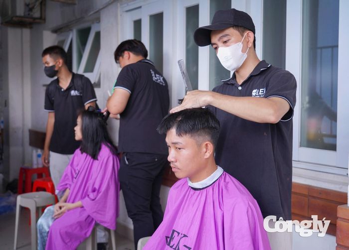 Cắt tóc cho thân nhân các bệnh nhi.