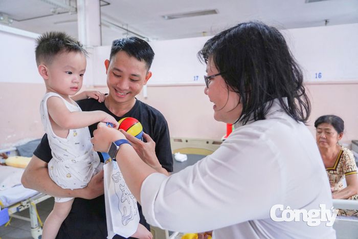 Trao tặng quà cho bệnh nhi đang điều trị tại viện.