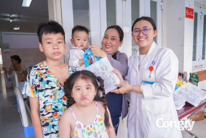 Trao tặng quà cho bệnh nhi trước thềm năm học mới.