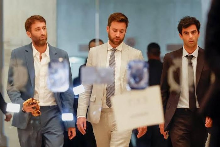 Các con trai của Daphne Caruana Galizia, Matthew Caruana Galizia, Paul Caruana Galizia và Andrew Caruana Galizia bước ra khỏi tòa án sau khi Yorgen Fenech được tuyên bố trắng án về tội âm mưu giết mẹ mình vào năm 2017. Ảnh: Reuters