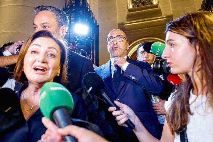 Luật sư bào chữa Giannella de Marco phát biểu trước giới truyền thông khi bà, Gianluca Caruana Curran và doanh nhân người Malta Yorgen Fenech bước ra khỏi tòa án, sau khi Fenech được tuyên trắng án về tội âm mưu giết nhà báo điều tra Daphne Caruana Galizia. Ảnh: Reuters