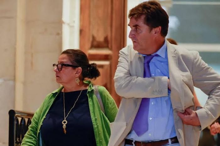 Mandy Mallia, em gái của nhà báo điều tra Daphne Caruana Galizia, cùng chồng là Pierre, bước ra khỏi tòa án sau khi doanh nhân người Malta Yorgen Fenech được tuyên bố trắng án. Ảnh: Reuters