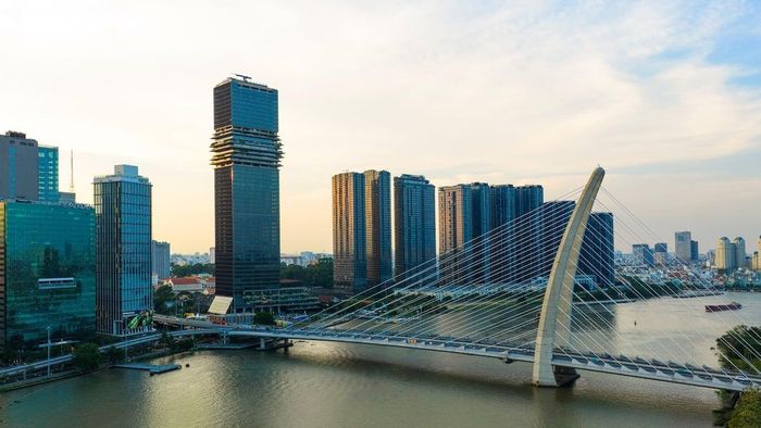 Có lẽ không nhiều địa điểm phù hợp hơn để bàn về tương lai TP.HCM như tầng 53 của Saigon Marina IFC, một trong những tòa nhà chọc trời mới nhất TP.HCM. Từ đây có thể nhìn bao quát TP.HCM hôm nay, vừa có thể hình dung một TP.HCM rất khác trong tương lai. Saigon Marina IFC cũng là nơi thường xuyên tổ chức bắn pháo hoa tầm cao trong những dịp lễ trọng đại của đất nước. Ảnh: Phú Long