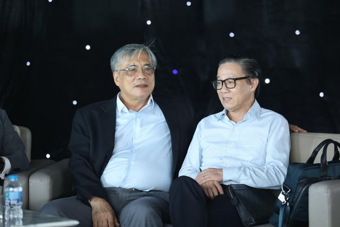 Không khí cởi mở, thân tình tại khu vực đón tiếp VIP khi các diễn giả, chuyên gia kinh tế và lãnh đạo doanh nghiệp trao đổi nhanh trước giờ khai mạc chính thức. Ảnh: BTC