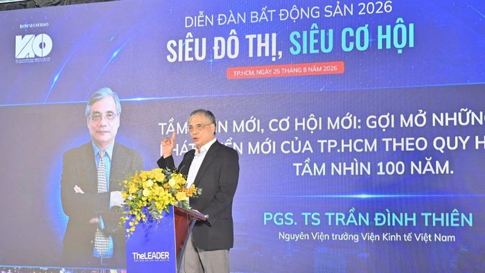 PGS.TS Trần Đình Thiên, nguyên Viện trưởng Viện Kinh tế Việt Nam, trình bày tham luận "Tầm nhìn mới, cơ hội mới: Gợi mở những định hướng phát triển mới của TP.HCM theo quy hoạch 25 năm và tầm nhìn 100 năm". Ông cũng đưa ra nhiều góc nhìn sắc sảo về định hướng quy hoạch TP.HCM trong phiên toạ đàm. Ảnh: BTC
