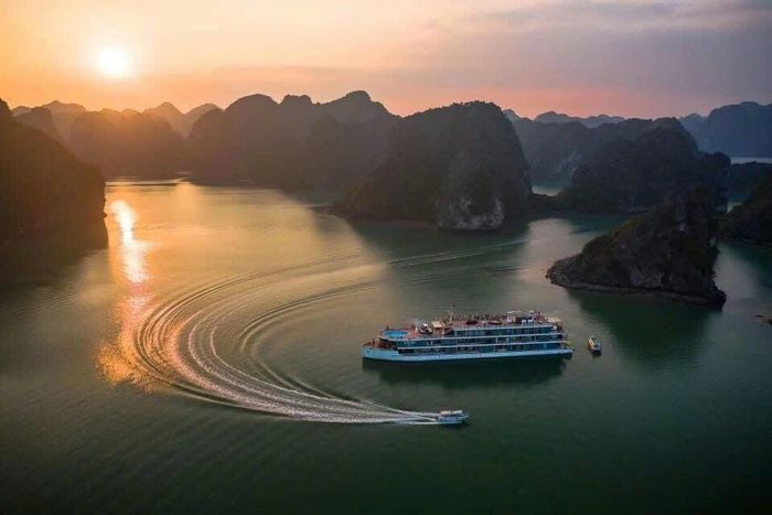 Trải nghiệm du thuyền trên vịnh Lan Hạ (Hải Phòng). Ảnh: Lux Cruises