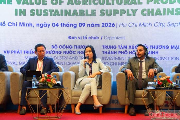 Bà Nguyễn Thảo Hiền, Phó Vụ trưởng Vụ Phát triển thị trường nước ngoài, Bộ Công Thương (ở giữa).