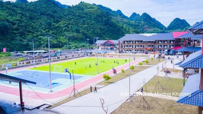 Ngôi trường được xây dựng đồng bộ, hiện đại.