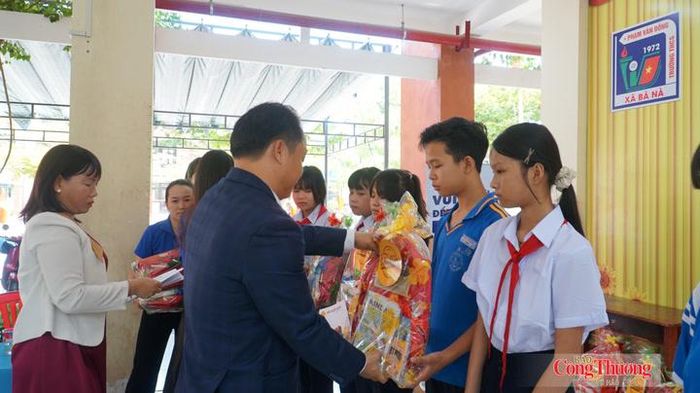 Trao quà và tiền mặt cho các em học sinh Trường THCS Bà Nà.