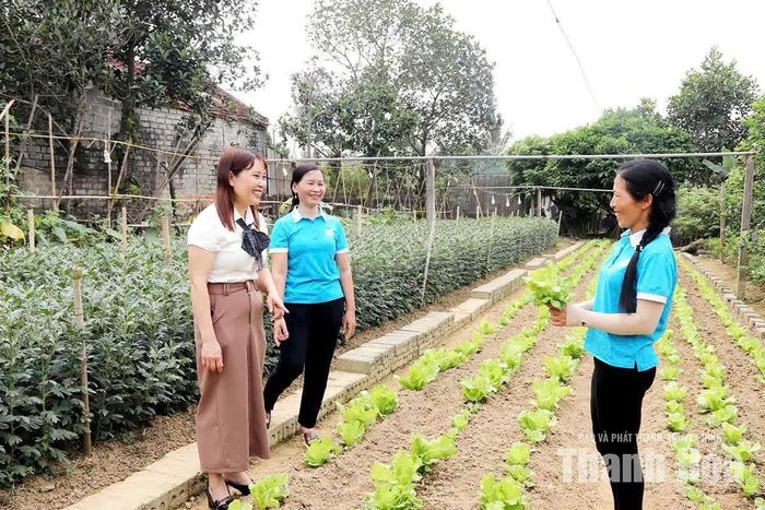 Hộ gia đình chị Lê Thị Liên, thôn Bái Trại, xã Yên Định (bên phải) cải tạo vườn tạp trồng hoa, cây cảnh và rau màu cho thu nhập hơn 100 triệu đồng/năm.